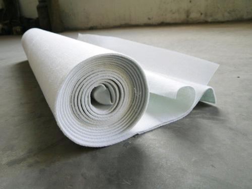 與傳統的混凝土和瀝青混凝土面板相比土工膜成