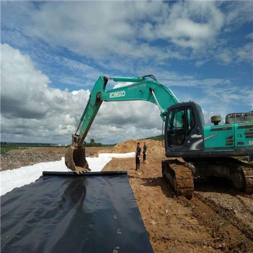 根據施工技術水平合理確定復合土工膜的每日工