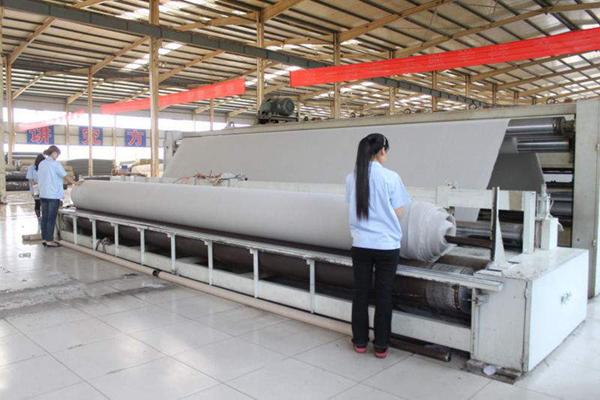 HDPE土工膜生產(chǎn)的時(shí)候?yàn)槭裁磿谐粑叮? 第1張