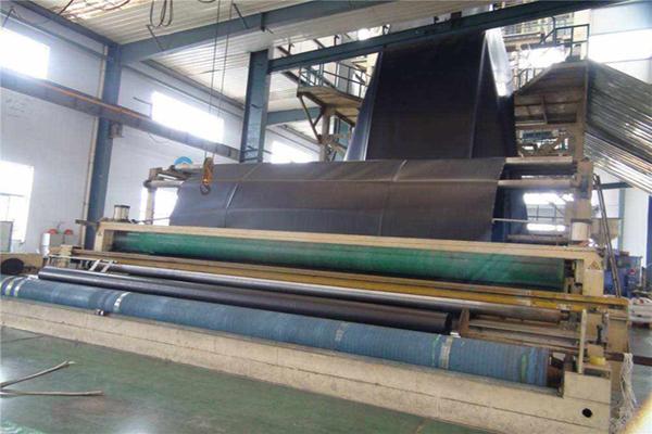 HDPE土工膜生產(chǎn)的時(shí)候?yàn)槭裁磿谐粑叮? 第2張