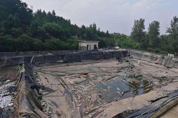 滲濾液調節(jié)池鋪設HDPE土工膜  第1張