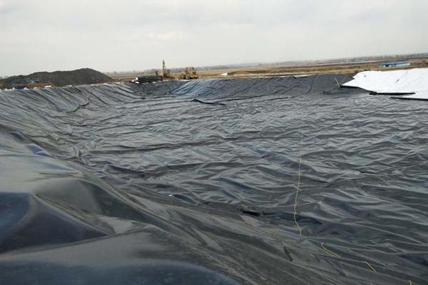 在水產(chǎn)養(yǎng)殖中怎么鋪設(shè)土工膜呢？  第2張