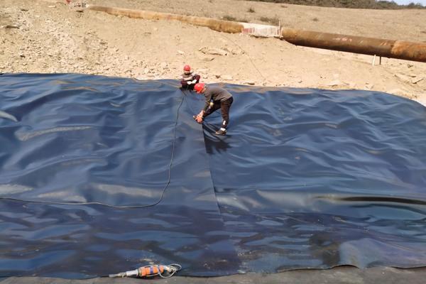 土工膜鋪設后要不要蓋土保護 第1張